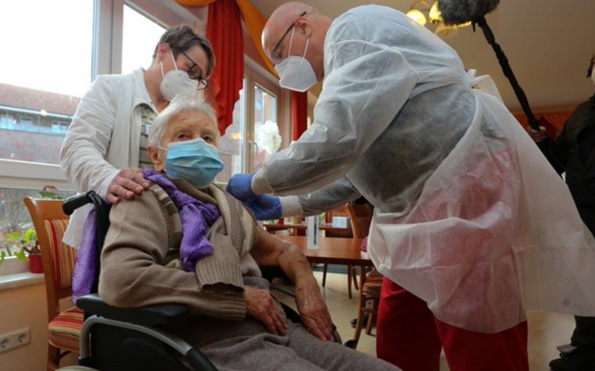 В Германии 101-летней женщине сделали прививку от COVID-19