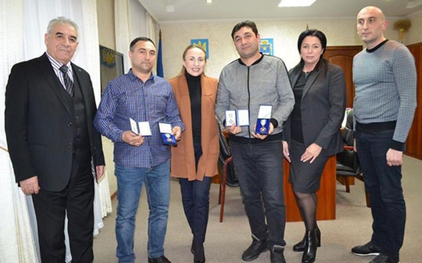 Награждены азербайджанцы, спасшие в Украине семью из горящего автомобиля