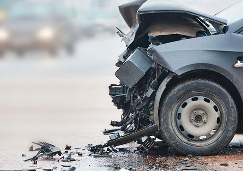 В Баку 18-летняя девушка пострадала при наезде автомобиля на препятствие