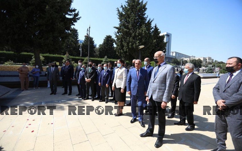 Representatives of Azerbaijani political parties visit Turkish Martyrs' Cemetery