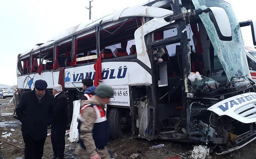 Türkiyədə avtobus aşıb, 2 nəfər ölüb, 22 nəfər yaralanıb