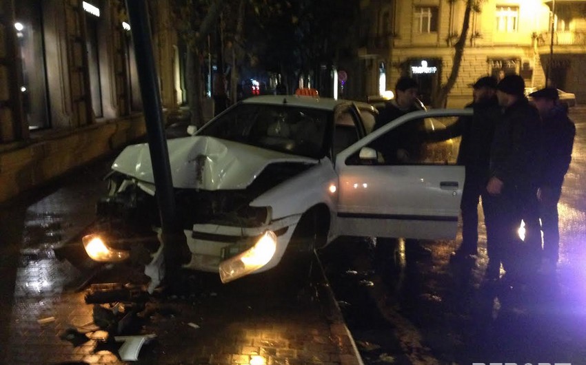 В Баку произошло ДТП с участием такси, есть пострадавший - ФОТО