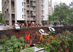 В Индии 9 человек погибли из-за вызванного наводнением обрушения стены дома 