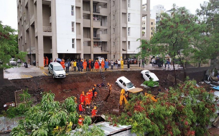 В Индии 9 человек погибли из-за вызванного наводнением обрушения стены дома 