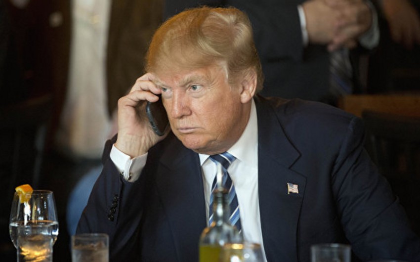 Президент США раздает номер своего мобильного телефона мировым лидерам