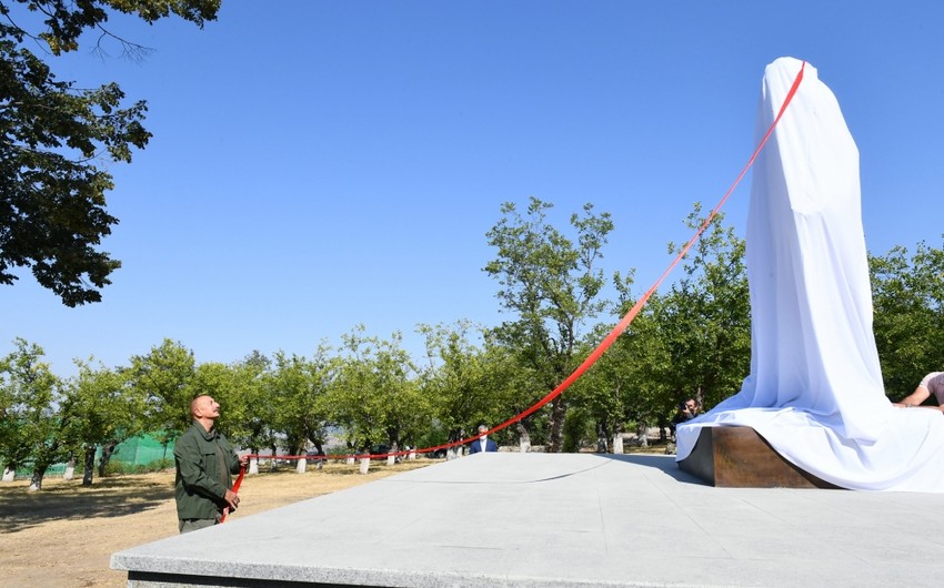 Президент Ильхам Алиев и первая леди Мехрибан Алиева приняли участие в открытии в Шуше памятника Узеиру Гаджибейли