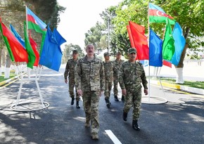 Президент ознакомился с условиями, созданными в одной из воинских частей коммандо, вручил воинской части Боевое знамя
