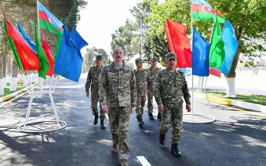President Aliyev views conditions created at one of commando military units of Ministry of Defense, presents battle flag to military unit