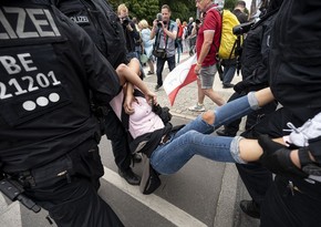 Berlində etirazlar zamanı 60-dan çox polis xəsarət alıb 