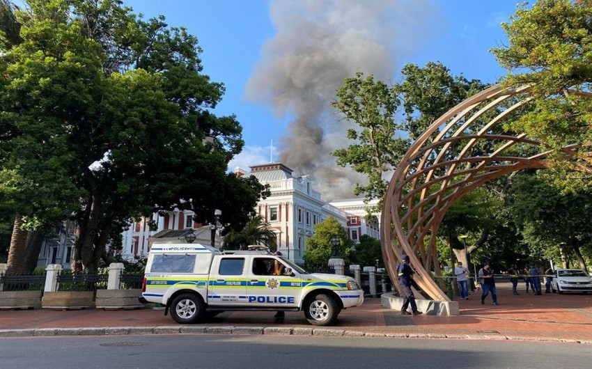 В ЮАР в результате пожара обрушилась крыша парламента