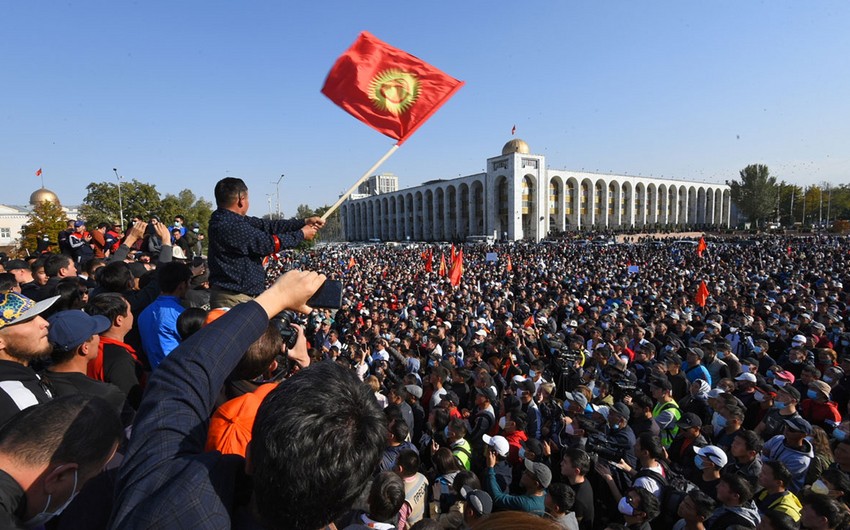 Митингующие в Бишкеке захватили здание парламента