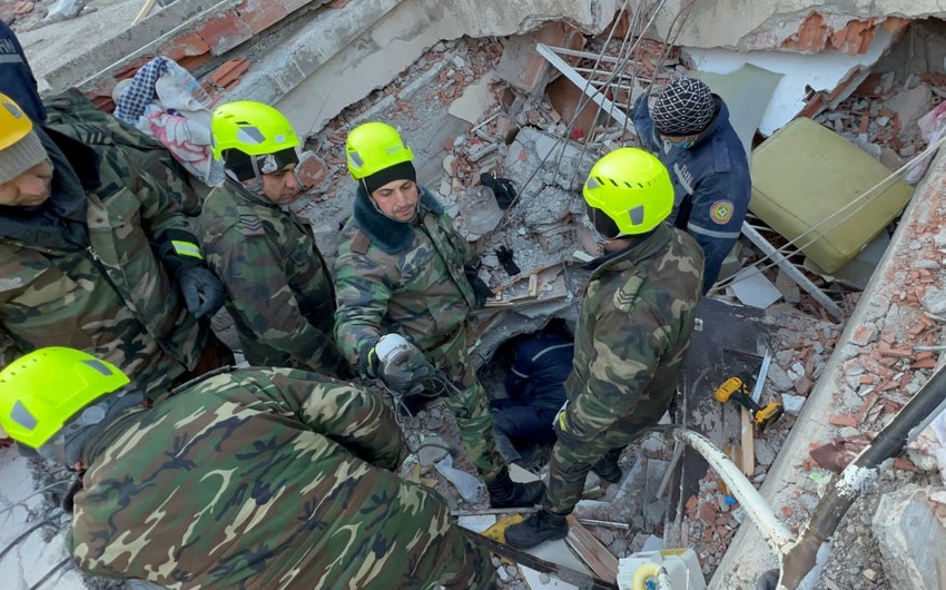 Спасатели МЧС Азербайджана извлекли из-под завалов в Турции 37 человек
