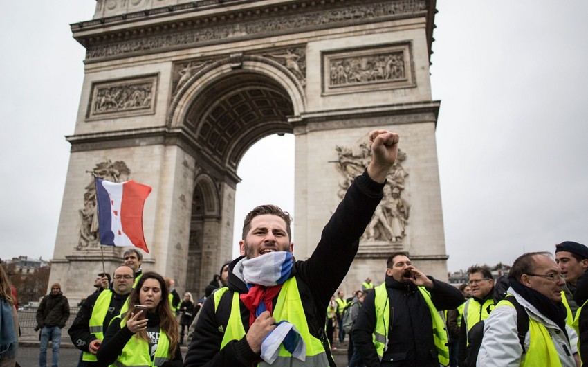 Во Франции на акции желтых жилетов вышли 3,2 тыс. человек