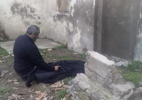 Ливийский дипломат совершил намаз в разрушенной мечети