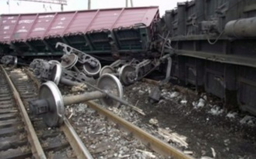 В Китае грузовой поезд сошел с рельсов, есть пострадавшие