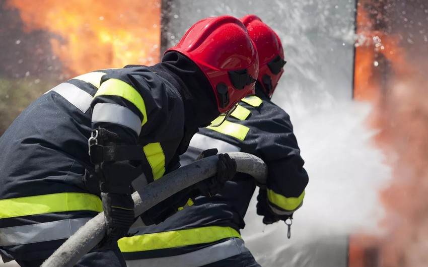 В Баку пожарные спасли 4 человек из огня 