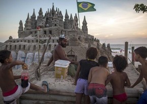 Brazilian lives in sand castle for 22 years - PHOTO