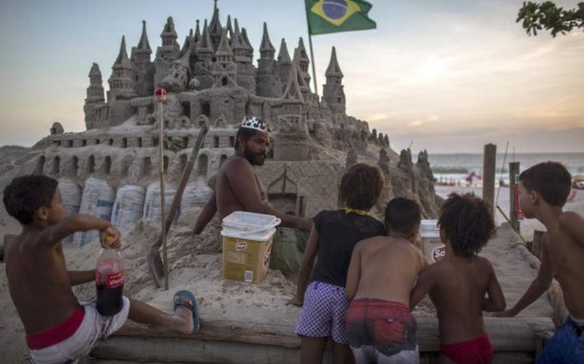 Brazilian lives in sand castle for 22 years - PHOTO