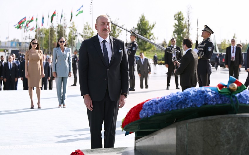 President Ilham Aliyev, First Lady Mehriban Aliyeva visit Independence Monument in Tashkent