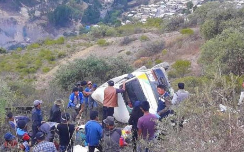 Ekvadorda zəvvarları daşıyan avtobus aşıb, 10 nəfər ölüb