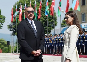 Azerbaijani President Ilham Aliyev and First Lady Mehriban Aliyeva tour Vilnius Old Town