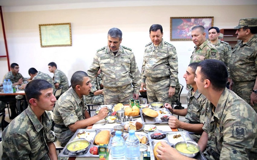 Закир Гасанов проверяет боеспособность воинских частей азербайджанской армии