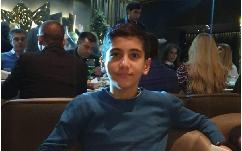 В Баку умер подросток, на которого упала каменная плита с фасада здания