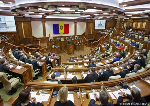 Парламент Молдовы утвердил поправки о запрете георгиевской ленты