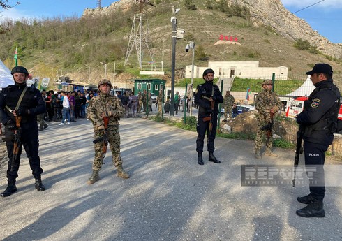 Военнослужащие Внутренних войск и полицейские продолжают контролировать дорогу Лачын-Ханкенди