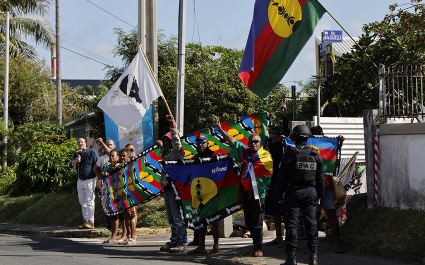 Yeni Kaledoniyada etirazçılarla polislər arasında toqquşmalar yenidən başlayıb