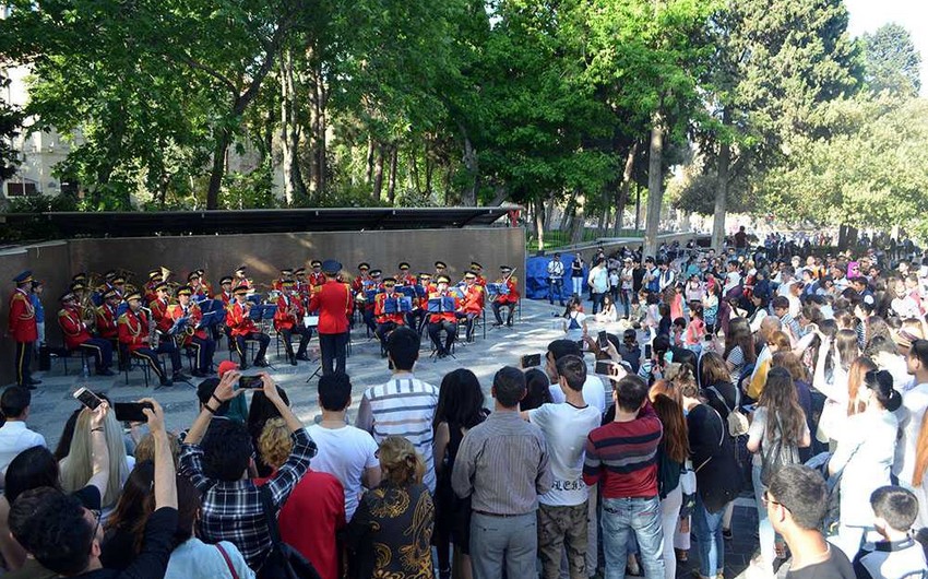 В Баку организуют шествие военных оркестров