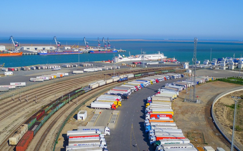 Транзит большегрузов через Азербайджан увеличился почти на 30%