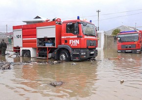 В Баку некоторые дома затопили дождевые воды