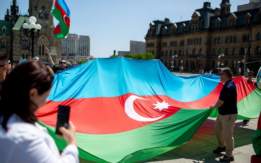 Kanada parlamenti qarşısında Azərbaycan bayrağı qaldırılıb