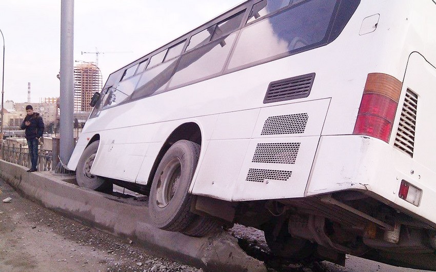 В Баку пассажирский автобус совершил ДТП, есть пострадавшие - СПИСОК