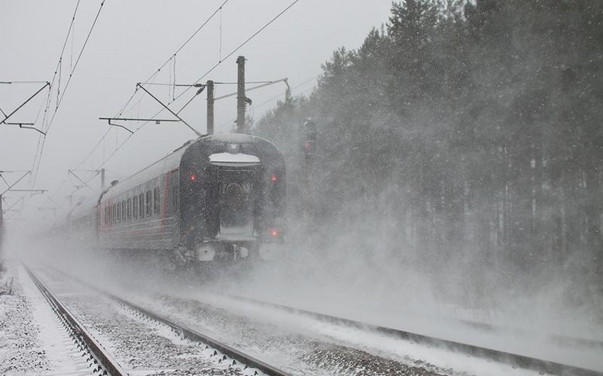 В Иране поезд застрял в пути из-за снегопада