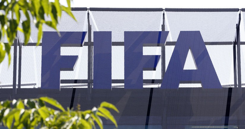 FIFA Qətərdə keçiriləcək dünya çempionatının başlanmasını təxirə salıb