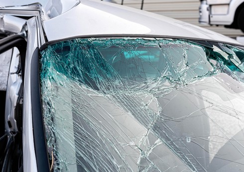 В Баку столкнулись два автомобиля, есть пострадавшая