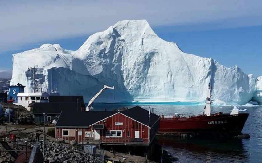 К Гренландии пришвартовался огромный айсберг - ФОТО