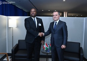 Jeyhun Bayramov meets with his Burundian counterpart