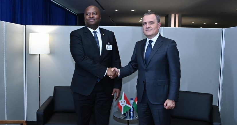 Jeyhun Bayramov meets with his Burundian counterpart