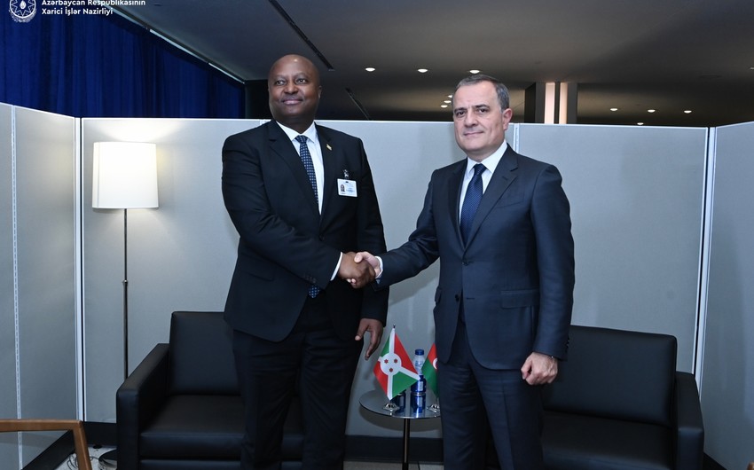 Jeyhun Bayramov meets with his Burundian counterpart