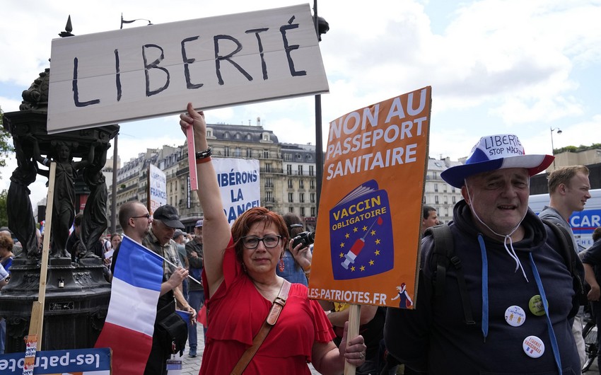 В Париже полиция разгоняет оставшихся на площади Бастилии манифестантов