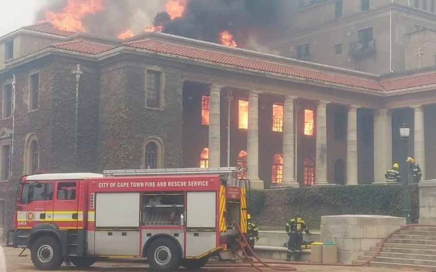 В ЮАР загорелось здание университета