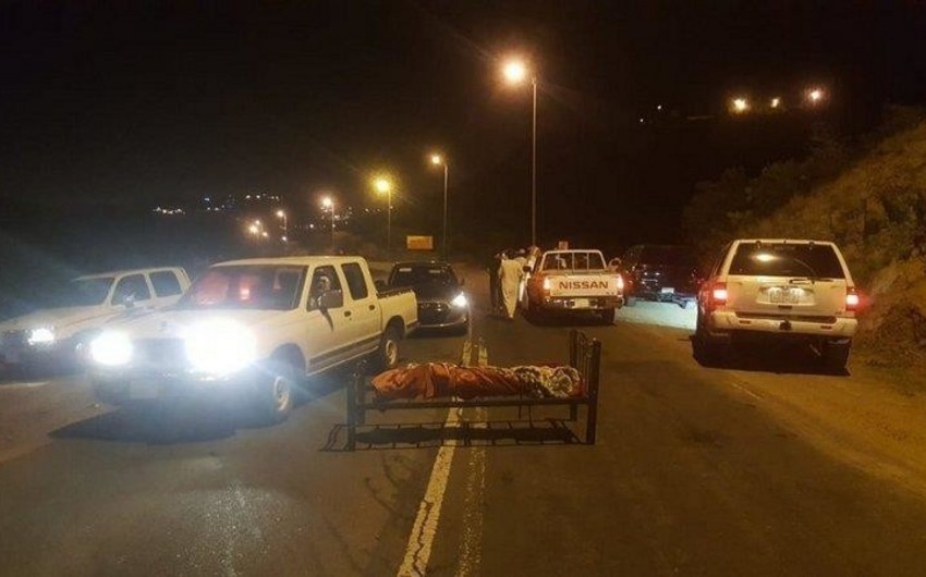 Посреди шоссе в Саудовской Аравии нашли тело, лежащее в кровати - ВИДЕО