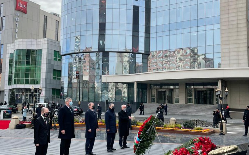Глава МИД Азербайджана почтил память жертв Ходжалинского геноцида