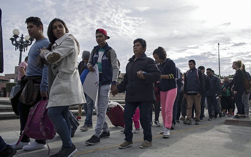 Президент Мексики попросил Помпео обеспечить воссоединение семей мигрантов