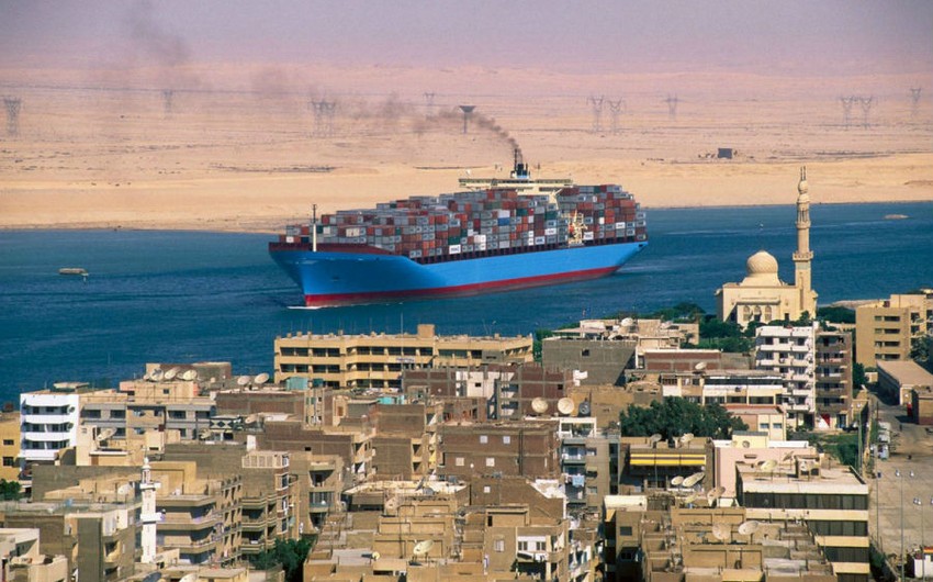 Suez Canal temporarily halts navigation