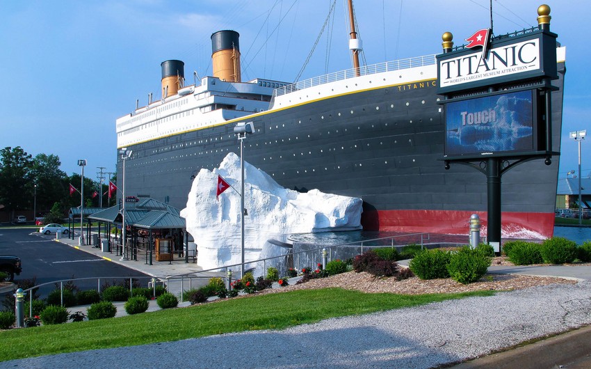Iceberg exhibit at US Titanic Museum collapses; 3 injured