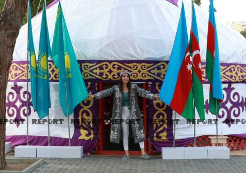 Бакинцы и гости города попробовали сегодня казахские баурсаки на Приморском бульваре 